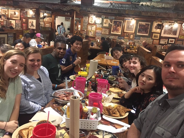 （友人とミズーリ州に食事をしに行った時の写真。この写真の友人たちの国籍は日本、アメリカ、ドイツ、フランス、韓国です。）