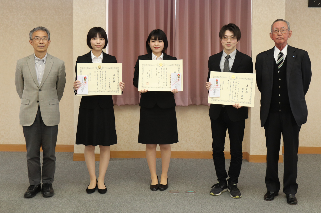 写真左から水口学長、放送研究会（島津さん）、今井さん、櫻井さん、富沢同窓会