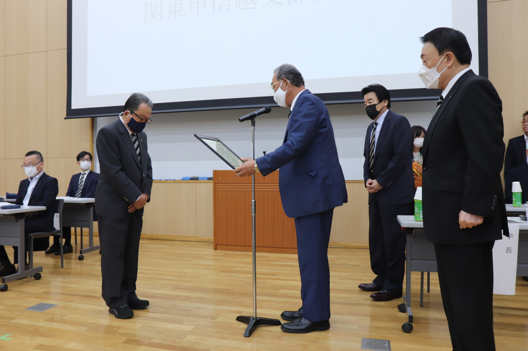 井上前代表（写真:左）へ特別功労表彰贈呈（中央：市川理事長、右：竹内代表理事、右奥：谷村同窓会長）