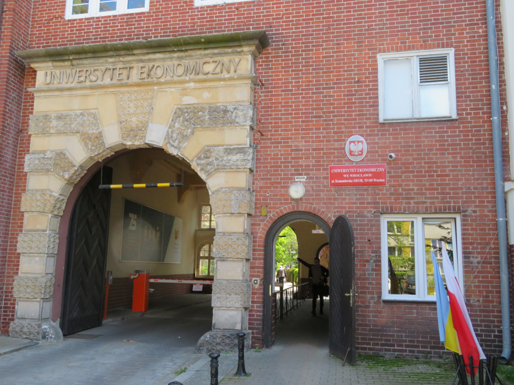 ヴロツワフ経済経営大学キャンパスの門