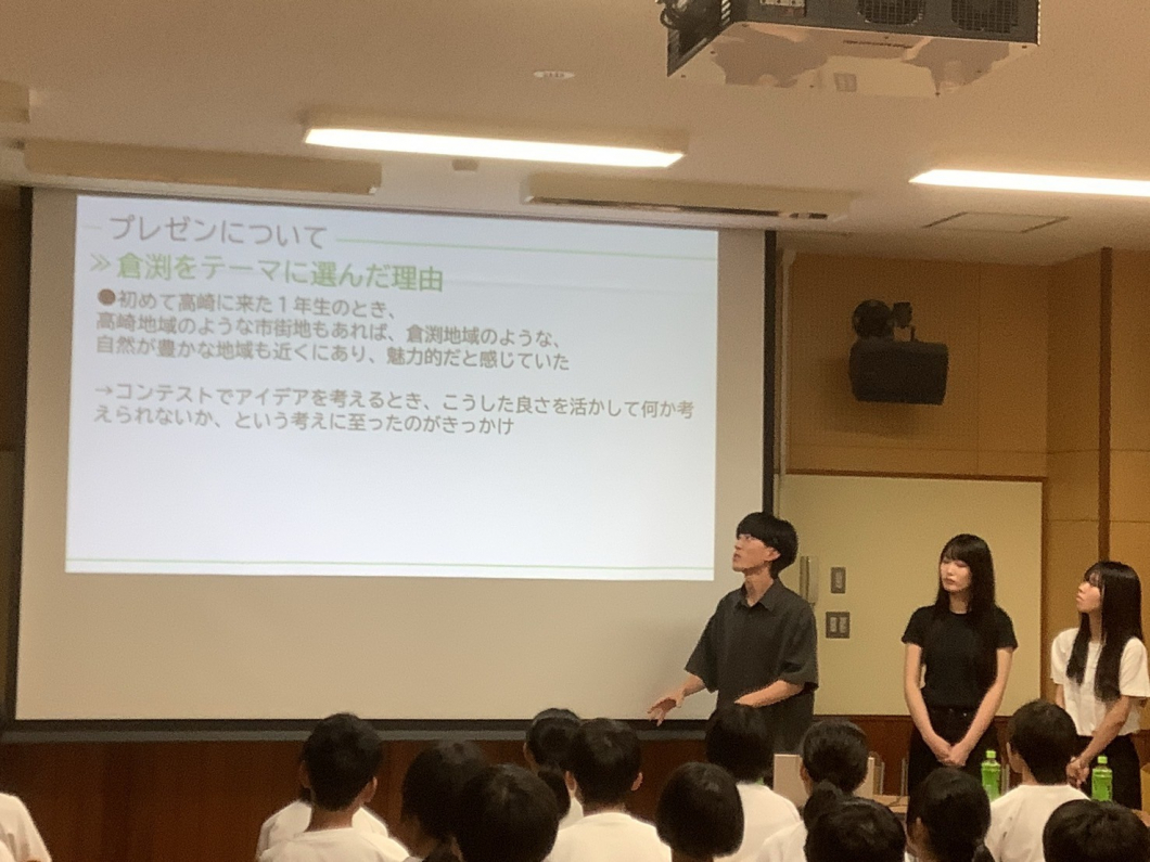 生徒さんに講演する学生3人