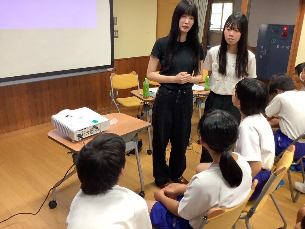 生徒さんの質問に応じる学生