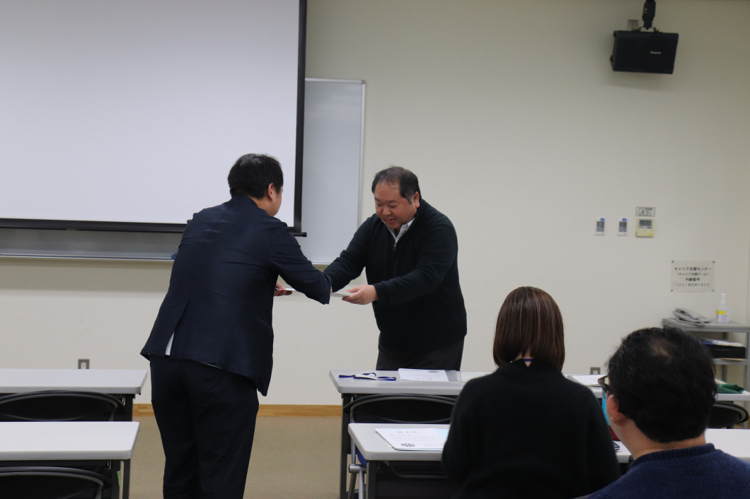 阿部研究科長からの修了証の授与