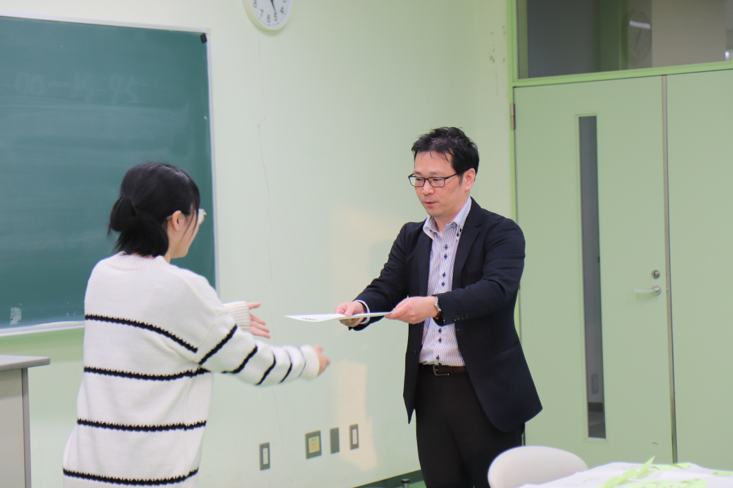 井手准教授からの修了証の授与