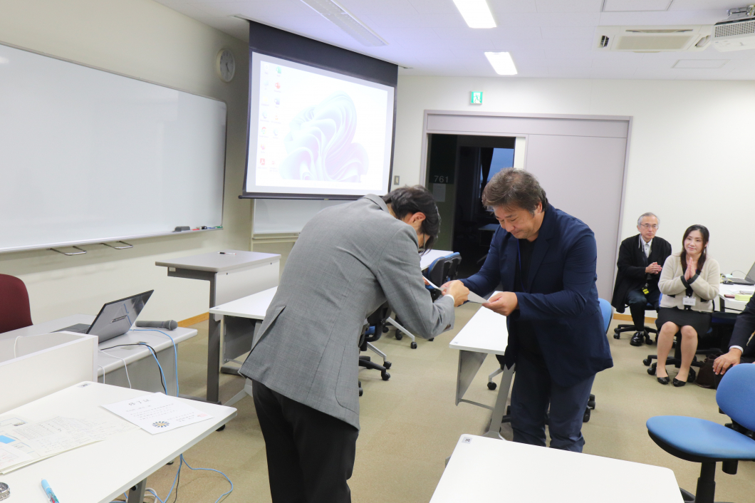 佐藤教授からの修了証の授与