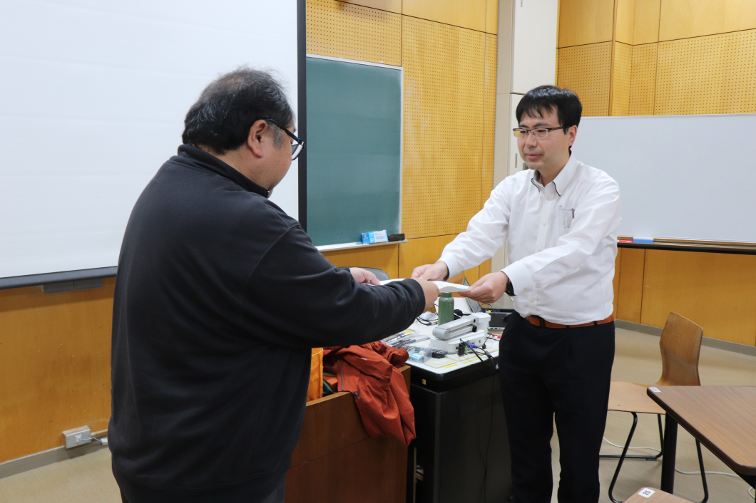 阿部教授からの修了証の授与