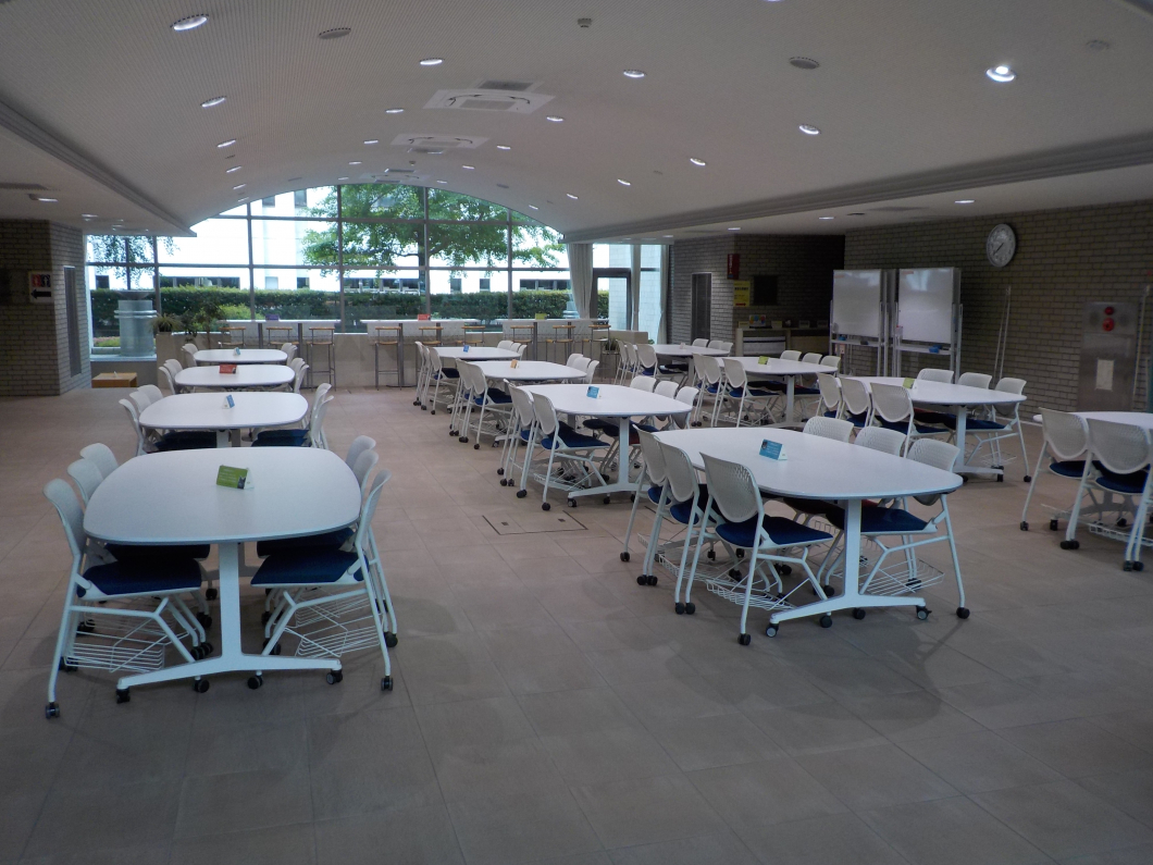 図書館１階エントランスホール・ラウンジ（蓋付き飲み物のみ可）